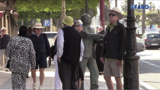 بالصور.. مليلية تستقبل سفينة حاملة 438 سائحاً من أمريكا بالصور.. مليلية تستقبل سفينة حاملة 438 سائحاً من أمريكا