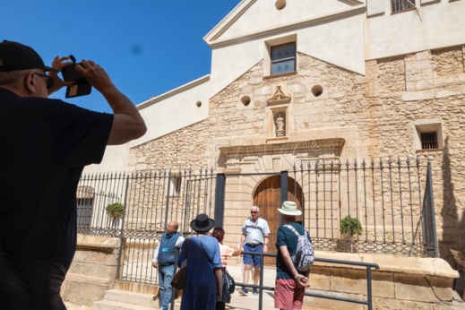 بالصور.. مليلية تستقبل سفينة حاملة 438 سائحاً من أمريكا بالصور.. مليلية تستقبل سفينة حاملة 438 سائحاً من أمريكا