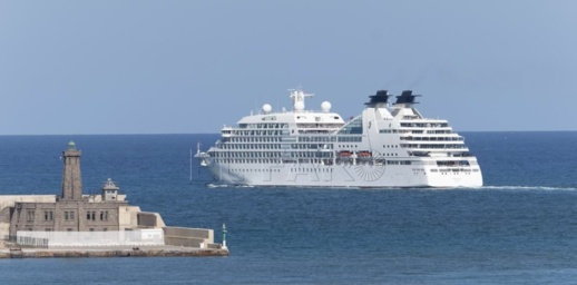 بالصور.. مليلية تستقبل سفينة حاملة 438 سائحاً من أمريكا بالصور.. مليلية تستقبل سفينة حاملة 438 سائحاً من أمريكا