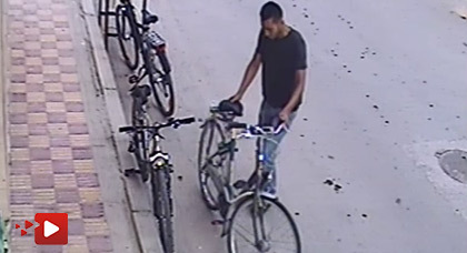 كاميرا المراقبة تصطاد لصا يسرق دراجة هوائية وسط الناظور