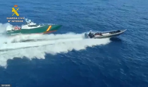 شاهد.. الحرس المدني الإسباني ينشر فيديو لمطاردة مثيرة لقارب محمل بالمخدرات وهذا ما تم حجزه شاهد.. الحرس المدني الإسباني ينشر فيديو لمطاردة مثيرة لقارب محمل بالمخدرات وهذا ما تم حجزه