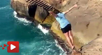 شجاعة.. فتاة تقفز  في البحر من صخور رأس الماء تثير إعجاب الفايسبوكين
