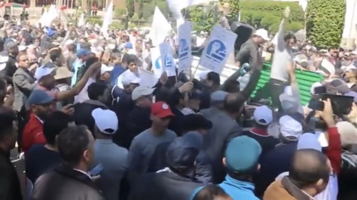 شاهد.. متابعة صاحب سيارة "هوندا" استُعملت في احتجاجات الأساتذة شاهد.. متابعة صاحب سيارة "هوندا" استُعملت في احتجاجات الأساتذة