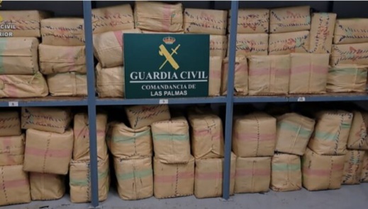 بالفيديو.. "الديستي" تساعد إسبانيا في الإمساك بقارب يحمل طنين من الحشيش بالفيديو.. "الديستي" تساعد إسبانيا في الإمساك بقارب يحمل طنين من الحشيش