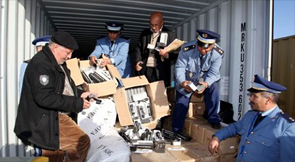 تفاصيل جديدة: بارون مخدرات ريفي وراء الإطاحة بجمركيين وأمنيين بالنقط الحدودية بالعروي والناظور تفاصيل جديدة: بارون مخدرات ريفي وراء الإطاحة بجمركيين وأمنيين بالنقط الحدودية بالعروي والناظور