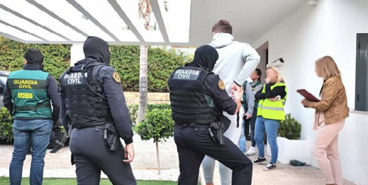 حجز 100 كيلوغرام من الكوكايين ومسدسات داخل منزل مواطن مغربي بأوروبا حجز 100 كيلوغرام من الكوكايين ومسدسات داخل منزل مواطن مغربي بأوروبا