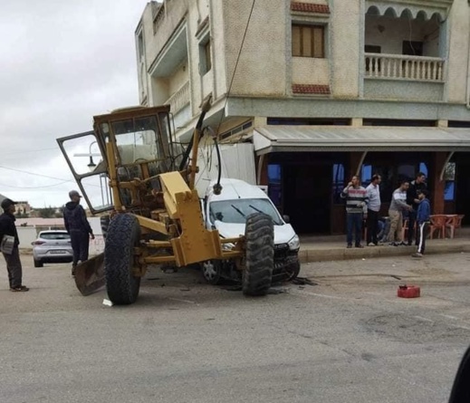 بالفيديو.. تعطل فرامل جرافة يتسبب في اصطدام مروع بسيارة في إقليم الحسيمة