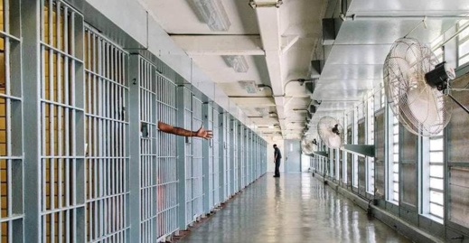 إلقاء القبض على إعلامية مشهورة وإيداعها السجن إلقاء القبض على إعلامية مشهورة وإيداعها السجن