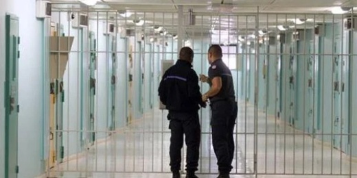 السجن وغرامة 8 مليار سنتيم.. فرنسا تدين  مغربيا متورطا في تهريب المخدرات السجن وغرامة 8 مليار سنتيم.. فرنسا تدين  مغربيا متورطا في تهريب المخدرات