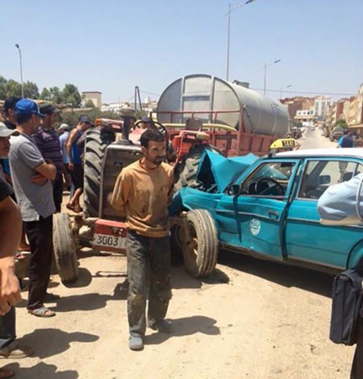 سيارة أجرة قادمة من تمسمان تصطدم بعربة مجرورة بحصان و جرار فلاحي بامزورن سيارة أجرة قادمة من تمسمان تصطدم بعربة مجرورة بحصان و جرار فلاحي بامزورن