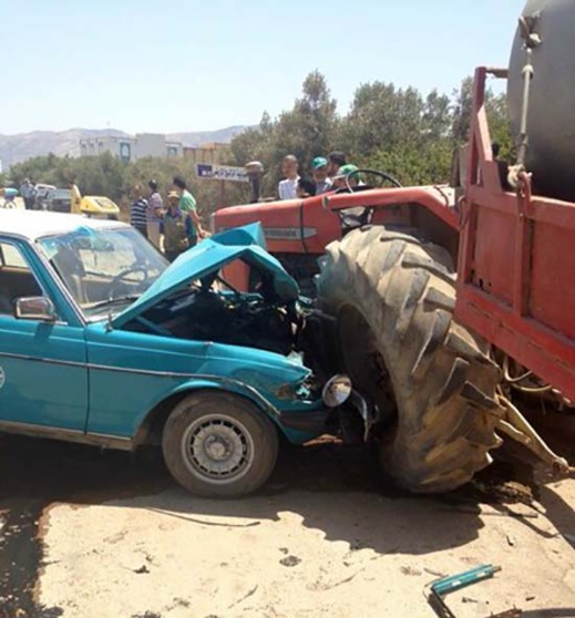 سيارة أجرة قادمة من تمسمان تصطدم بعربة مجرورة بحصان و جرار فلاحي بامزورن سيارة أجرة قادمة من تمسمان تصطدم بعربة مجرورة بحصان و جرار فلاحي بامزورن