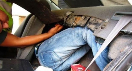إيقاف شخص وزوجته حاولا تهريب مهاجر إفريقي على متن سيارة بمليلية إيقاف شخص وزوجته حاولا تهريب مهاجر إفريقي على متن سيارة بمليلية