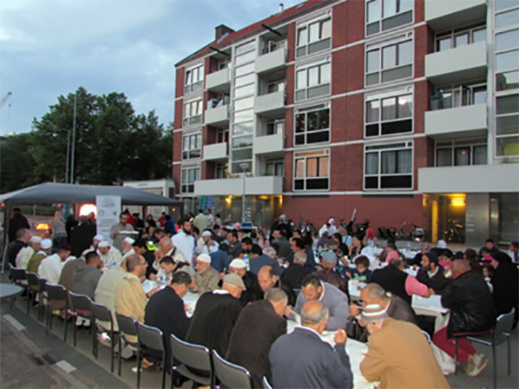 حفل إفطار جماعي كبير تحت سماء أمستردام الهولندية