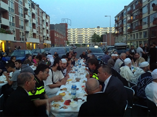 حفل إفطار جماعي كبير تحت سماء أمستردام الهولندية حفل إفطار جماعي كبير تحت سماء أمستردام الهولندية