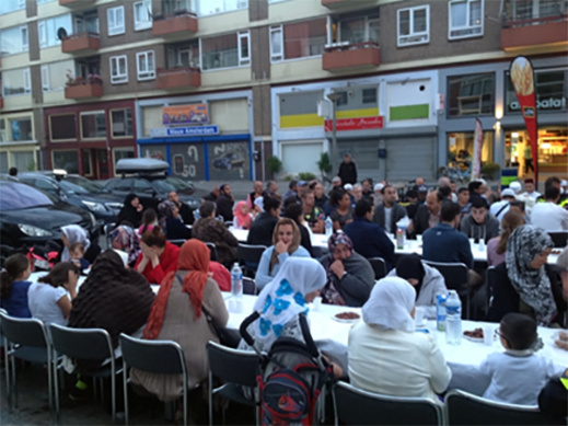 حفل إفطار جماعي كبير تحت سماء أمستردام الهولندية حفل إفطار جماعي كبير تحت سماء أمستردام الهولندية