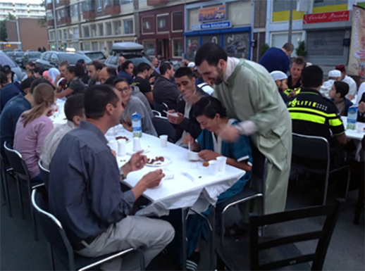 حفل إفطار جماعي كبير تحت سماء أمستردام الهولندية حفل إفطار جماعي كبير تحت سماء أمستردام الهولندية