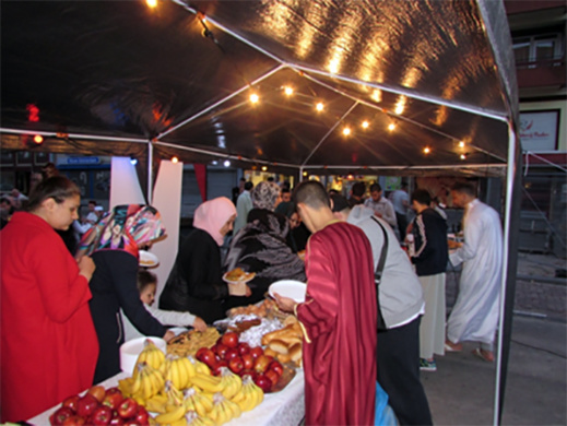 حفل إفطار جماعي كبير تحت سماء أمستردام الهولندية حفل إفطار جماعي كبير تحت سماء أمستردام الهولندية