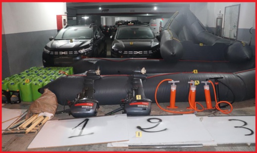 بالصور.. اعتقال خمسة أشخاص بتهمة تنظيم الهجرة غير الشرعية والعثور على زوارق وسيارات وأموال بالصور.. اعتقال خمسة أشخاص بتهمة تنظيم الهجرة غير الشرعية والعثور على زوارق وسيارات وأموال