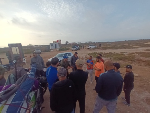 عشاق هواية الصيد بالصنارة يحتجون على منعهم من الولوج إلى شاطئ" المهندس " ضواحي الناظور عشاق هواية الصيد بالصنارة يحتجون على منعهم من الولوج إلى شاطئ" المهندس " ضواحي الناظور