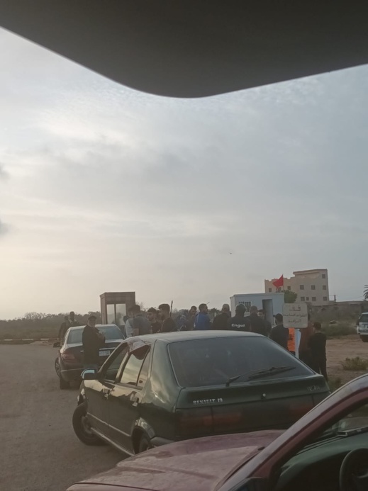 عشاق هواية الصيد بالصنارة يحتجون على منعهم من الولوج إلى شاطئ" المهندس " ضواحي الناظور عشاق هواية الصيد بالصنارة يحتجون على منعهم من الولوج إلى شاطئ" المهندس " ضواحي الناظور