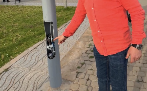 خطر الموت يهدد الأطفال بساحة الشبيبة في الناظور نتيجة الأعمدة الكهربائية المكشوفة خطر الموت يهدد الأطفال بساحة الشبيبة في الناظور نتيجة الأعمدة الكهربائية المكشوفة