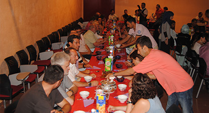 الجالية المغربية ببندريل بإسبانيا تقيم إفطارا جماعيا