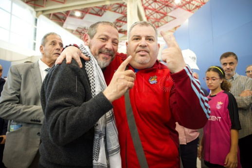 صور.. المئات بمليلية المحتة يستقبلون أبرشان بعد عودته من السجن مرتديا وشاح فلسطين صور.. المئات بمليلية المحتة يستقبلون أبرشان بعد عودته من السجن مرتديا وشاح فلسطين