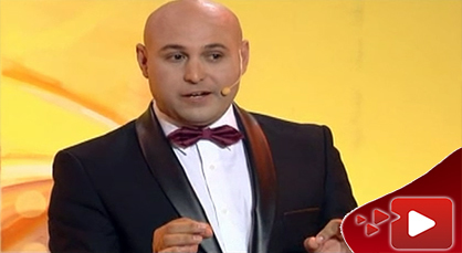 إبن الناظور وليد الحدادي في عرض كوميدي ساخر على الشاشة الأمازيغية إبن الناظور وليد الحدادي في عرض كوميدي ساخر على الشاشة الأمازيغية