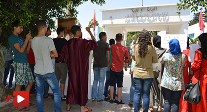 تلاميذ بالناظور يطالبون بإعادة تصحيح الإمتحان الجهوي في وقفة احتجاجية أمام نيابة التعليم تلاميذ بالناظور يطالبون بإعادة تصحيح الإمتحان الجهوي في وقفة احتجاجية أمام نيابة التعليم