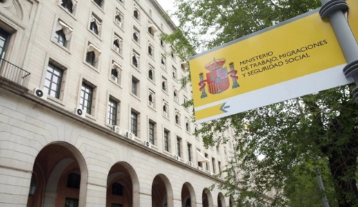 المغاربة يتصدرون قائمة العمال الأجانب المساهمين في الضمان الاجتماعي المغاربة يتصدرون قائمة العمال الأجانب المساهمين في الضمان الاجتماعي