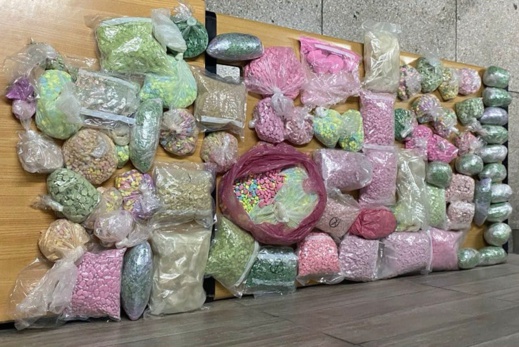 إحباط تهريب وترويج 62,550 قرص مخدر وضبط ثلاثة مشتبه بهم إحباط تهريب وترويج 62,550 قرص مخدر وضبط ثلاثة مشتبه بهم