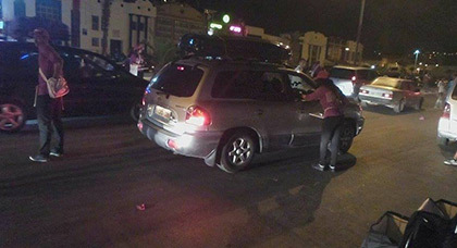 مهاجرون يشتكون من إزعاج شركات الإتصالات بباب مناء بني أنصار مهاجرون يشتكون من إزعاج شركات الإتصالات بباب مناء بني أنصار