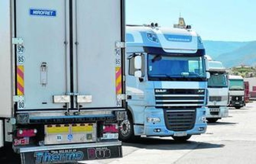 سائقون يتركون شاحنات مغربية مهجورة بإسبانيا بعد توقيعهم على عقود عمل مغرية سائقون يتركون شاحنات مغربية مهجورة بإسبانيا بعد توقيعهم على عقود عمل مغرية