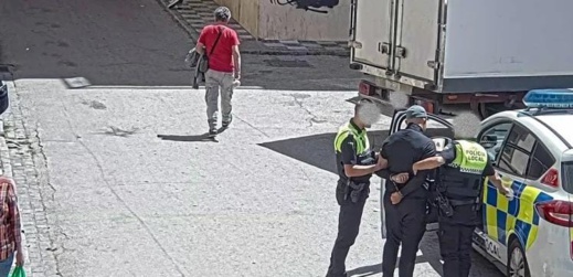 مهاجمة الشرطة وإحداث الفوضى بالشارع تجر مغربيا للتوقيف بإسبانيا مهاجمة الشرطة وإحداث الفوضى بالشارع تجر مغربيا للتوقيف بإسبانيا