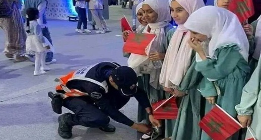 الأمن الوطني يكرم حافظات القرآن الكريم.. وتصرف نبيل من شرطي يشعل مواقع التواصل الأمن الوطني يكرم حافظات القرآن الكريم.. وتصرف نبيل من شرطي يشعل مواقع التواصل