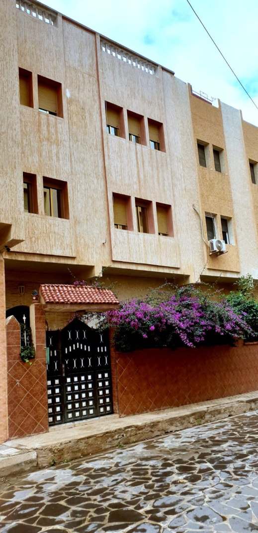 منزل محفظ بواجهتين وطابقين وسط الناظور وبثمن مناسب جداً منزل محفظ بواجهتين وطابقين وسط الناظور وبثمن مناسب جداً