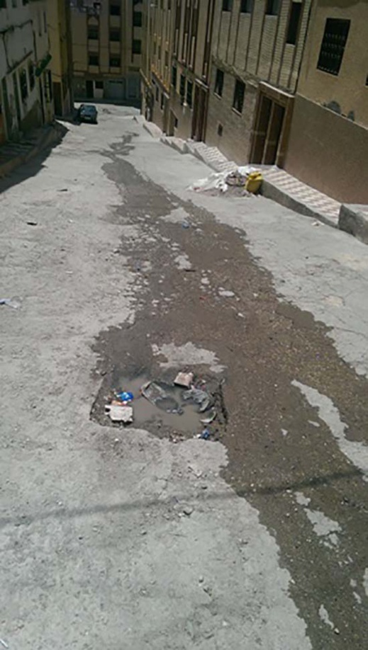 سكان بالحسيمة يصلحون قنوات الواد الحار بعد انسحاب البلدية من أدوارها سكان بالحسيمة يصلحون قنوات الواد الحار بعد انسحاب البلدية من أدوارها