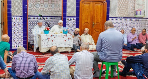 حجاج مليلية يحلون بالناظور لتوديع عائلاتهم حجاج مليلية يحلون بالناظور لتوديع عائلاتهم