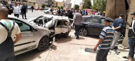 مصرع شخصين إثر حادثة سير خطيرة بين ثلاثة سيارات ودراجة نارية مصرع شخصين إثر حادثة سير خطيرة بين ثلاثة سيارات ودراجة نارية