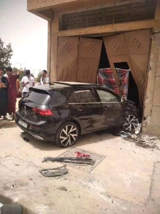 مصرع شخصين إثر حادثة سير خطيرة بين ثلاثة سيارات ودراجة نارية مصرع شخصين إثر حادثة سير خطيرة بين ثلاثة سيارات ودراجة نارية