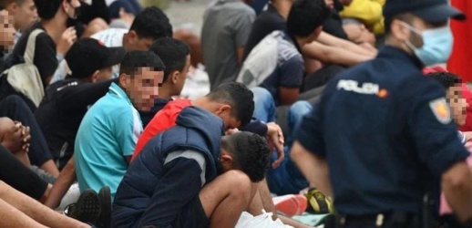 الداخلية الإسبانية تعطي تعليمات للشرطة بعدم اعتقال "الحراكة" المغاربة الداخلية الإسبانية تعطي تعليمات للشرطة بعدم اعتقال "الحراكة" المغاربة