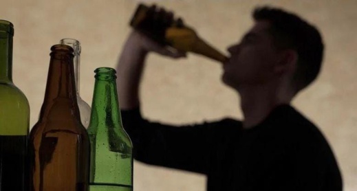 بعدما قتلت 10 أشخاص بالناظور.. كحول فاسدة تنهي حياة 3 أفراد بالقنيطرة بعدما قتلت 10 أشخاص بالناظور.. كحول فاسدة تنهي حياة 3 أفراد بالقنيطرة