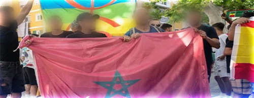 الجالية المغربية بمايوركا  تحتج بعد تعرضها لاعتداءات من جزائريين الجالية المغربية بمايوركا  تحتج بعد تعرضها لاعتداءات من جزائريين