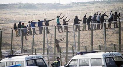 بعد غياب طويل.. 400 من المهاجرين السريين يهاجمون السياج الحدودي لمليلية مجددا بعد غياب طويل.. 400 من المهاجرين السريين يهاجمون السياج الحدودي لمليلية مجددا