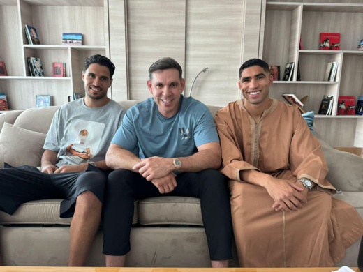 محمد مجعيط الرئيس السابق للهلال الناظوري يستقبل المحمدي وحكيمي ويدعوهم لتشجيع كرة القدم بالناظور محمد مجعيط الرئيس السابق للهلال الناظوري يستقبل المحمدي وحكيمي ويدعوهم لتشجيع كرة القدم بالناظور