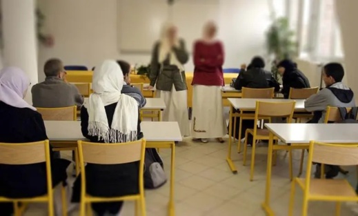 القضاء ينتصر لتلميذة منعت من ولوج مدرسة فرنسية بسبب الحجاب القضاء ينتصر لتلميذة منعت من ولوج مدرسة فرنسية بسبب الحجاب