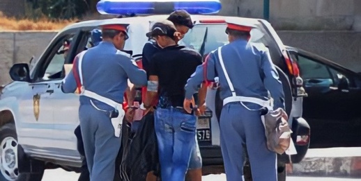 توقيف شخص متلبس بحيازة كمية من الخمور والمخدرات بأركمان