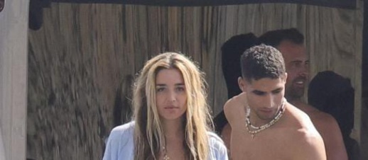 حكيمي رفقة مغنية إسبانية في إيبيزا وحديث عن علاقة غرامية بينهما حكيمي رفقة مغنية إسبانية في إيبيزا وحديث عن علاقة غرامية بينهما