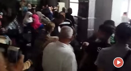 ناظوريون يحتجون بمطار العروي الدولي بعدما تأخروا عن رحلتهم لمدة 4 ساعات ناظوريون يحتجون بمطار العروي الدولي بعدما تأخروا عن رحلتهم لمدة 4 ساعات