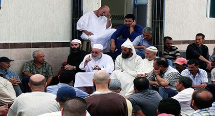 الداعية الناظوري يحيي المدغري يجتمع بأهالي دوار الزاوية بأركمان ويحثهم على نبذ التفرقة الداعية الناظوري يحيي المدغري يجتمع بأهالي دوار الزاوية بأركمان ويحثهم على نبذ التفرقة